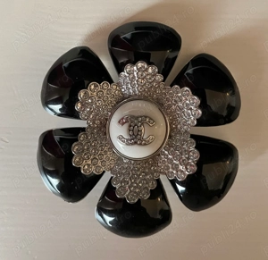 Broșă CHANEL autentică, model floare statement, cristale, cu cutie