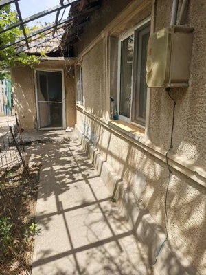 vând casă batraneasca 