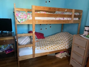 vand pat supraetajat din lemn masiv tot cu saltele