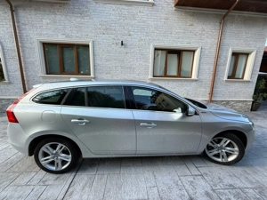 VOLVO V60 Plug-In-Hibrid AWD - imagine 3