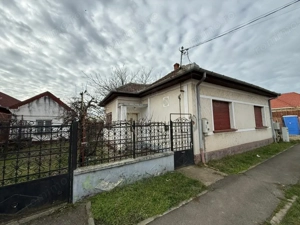 Casă demolabilă + teren 855 mp, front 19 ml, utilități complete – Giarmata Vii