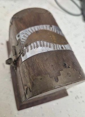 Mini-Cufăr Artizanal   Casetă Bijuterii din Lemn și Alamă (8x5x5 cm)