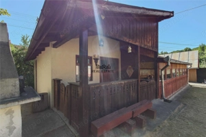 Gospodarie cu teren generos si constructii solide intr-o zona linistita - imagine 14