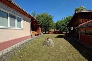 Gospodarie cu teren generos si constructii solide intr-o zona linistita - imagine 2