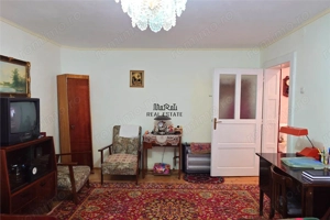 Gospodarie cu teren generos si constructii solide intr-o zona linistita - imagine 7