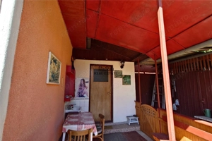 Gospodarie cu teren generos si constructii solide intr-o zona linistita - imagine 13