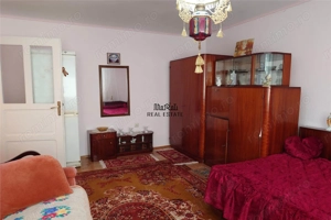 Gospodarie cu teren generos si constructii solide intr-o zona linistita - imagine 9