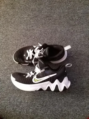 adidași NR 40 ( nu trimit prin curier sau poștă 