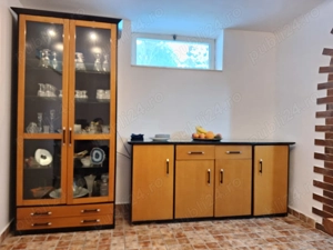 Living, biblioteca, vitrina, doua comode