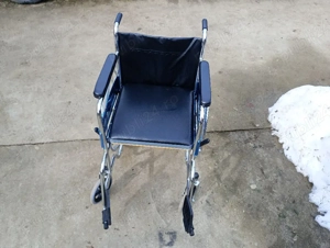 Carucior pentru persoane cu dizabilități cu olita 