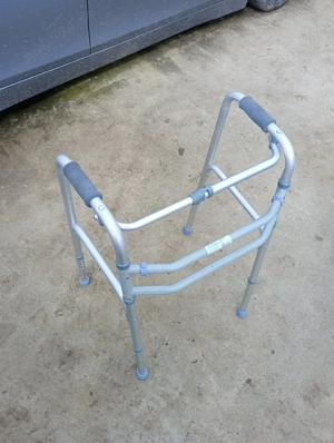 Cadru de mers pliabil cu functie pas cu pas si reglabil pe inaltime