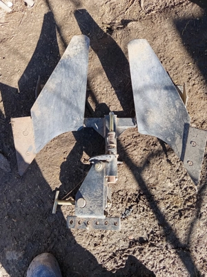 Plug pentru motocultor.Pret 400 lei bucata, informații la tel: 