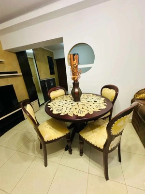 Set Dining Elegant: Masă Rotundă + 4 Scaune Tapițate (Stil Clasic)