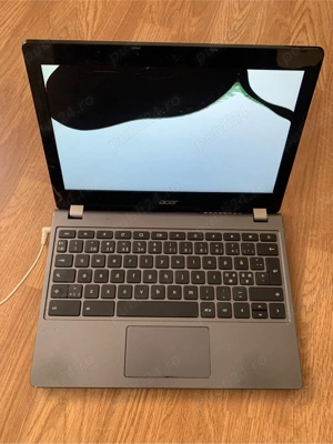 Laptop Acer Google Chrome functional are display spart in reste este complet pentru piese.Vine fara 