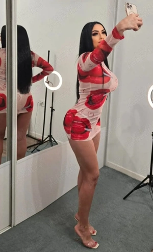 Acum in oraș o fată tânără poze reale si recente