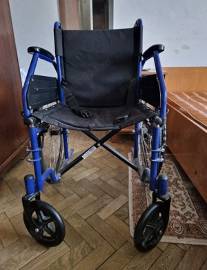 Scaun rulant și cadru de aluminiu.