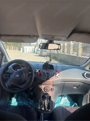 vând ford fiesta 2010