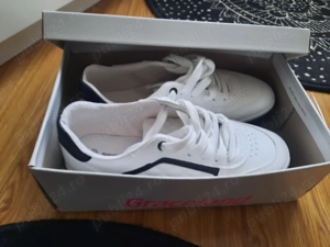 Vand adidasi dama noi