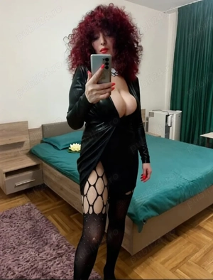 Matura roscata siliconata show webcam si nu numai non stop