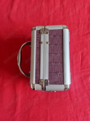 Vind  minicaseta  pt  bijuterii  sau  farduri  ,  etc  . Convenabil .