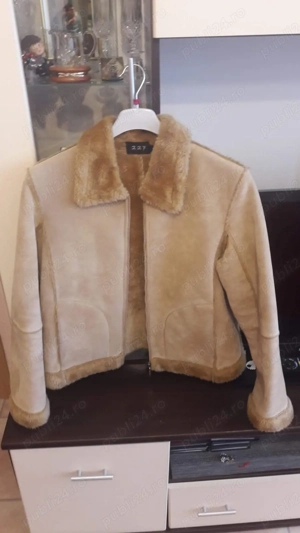 Vand geaca de piele intoarsa.