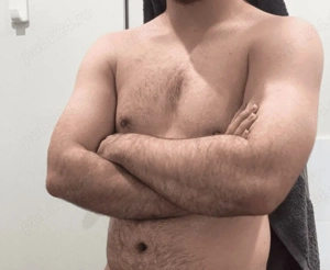 Bărbat matur, curat, discret, tandru.