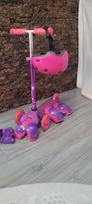 Trotineta 3 roti , cu casa protecție nefolosita ,protecție coate,palme, genunchi