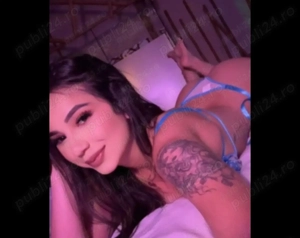 Buna mă numesc Emilia fac show web și deplasări 