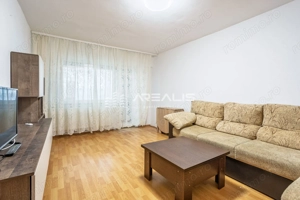 De închiriat -Apartament 3 camere, decomandat, zonă centrală - imagine 3