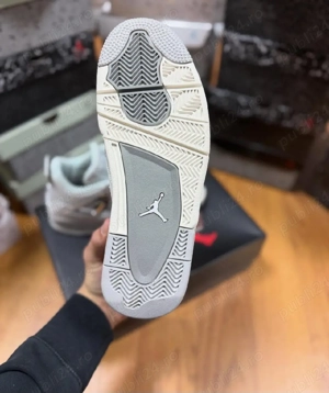 Jordan 4 gri 