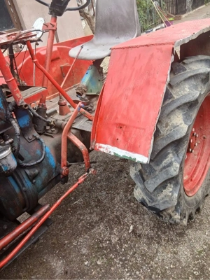 Tractoras intr-un piston