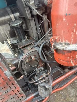 Tractoras intr-un piston - imagine 2