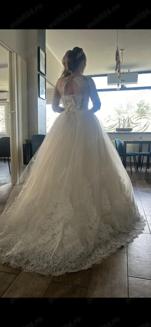 Vand rochie mireasa marimea 36 stare foarte buna are crinolina 