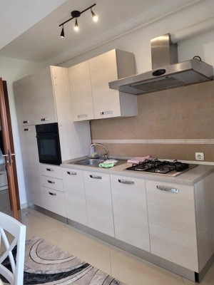 Inchiriez aparartament decomandat cu parcare privata - imagine 3