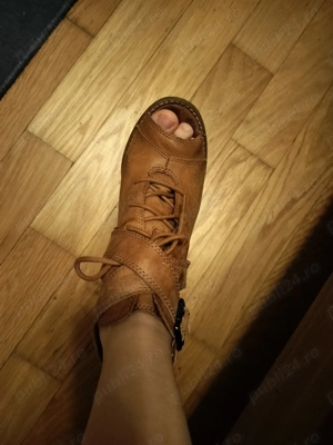 Vând sandale piele naturala bej