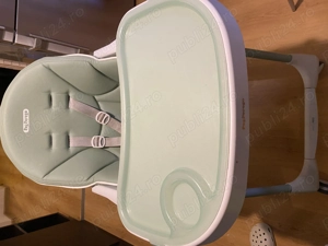 Vand masa de  mancat pentru copii, una de culoare albastra pentru baieti si una roz pentru fetite. 