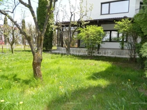 Un apartament superb în vilă– confort, intimitate și grădină proprie