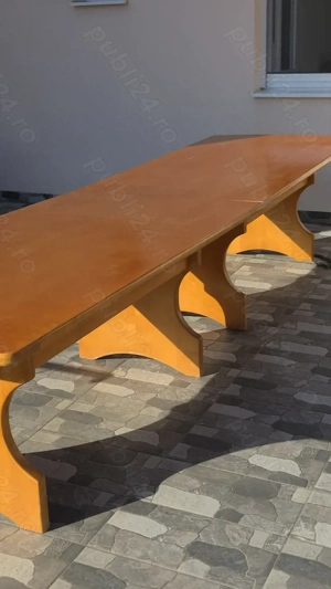 Masă din lemn masiv 2.000 lei + 10 scaune (50 lei buc.)