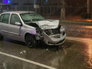 Renault Symbol lovit frontal  - imagine 3