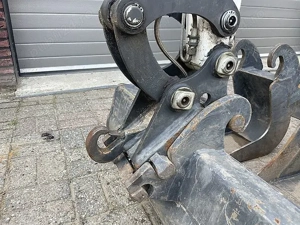 Bobcat E17 mini excavator 2 re - imagine 5