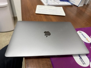 Apple MacBook Pro 13, anul 2020, procesor M1, 8 GB RAM și stocare de 512GB