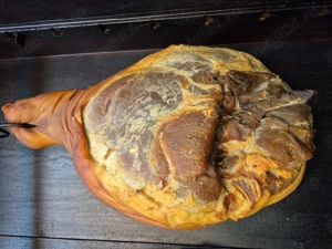 Vând șuncă afumată de spate, de casă.