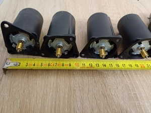 Motoare de curent continuu 12V dar se invart si la 2V . Au un cuplu foarte mare