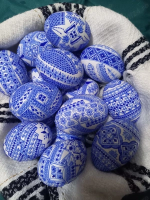 Ouă încondeate tradiționale Bucovina lucrate manual cu ceară