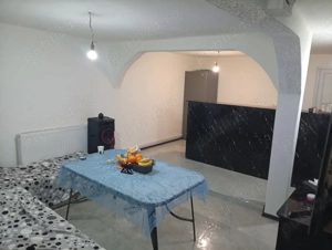 vand 1 3 din casa+curte - imagine 2