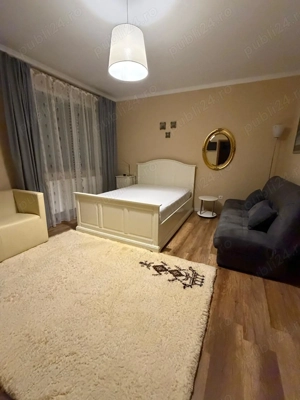 Închiriez garsoniera spatioasa la casa, în cartier de case, aproape de gara și centru