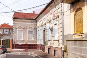 Apartament cu 4 camere 221 mp utili la curte Piata Catedralei,Arad