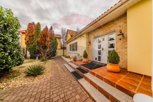 Vilă cu 4 camere de vânzare 921 mp zona Subcetate,Arad - imagine 2