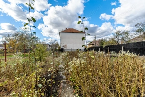 Casă din cărămidă cu 8 camere – zonă liniștită, LIPOVA