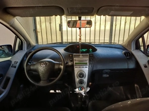 vând toyota yaris 
